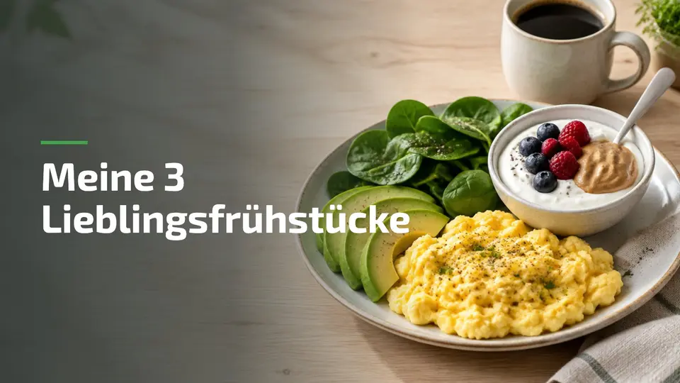 Gesundes Frühstück mit Rührei, Avocado, Spinat und Skyr mit Beeren
