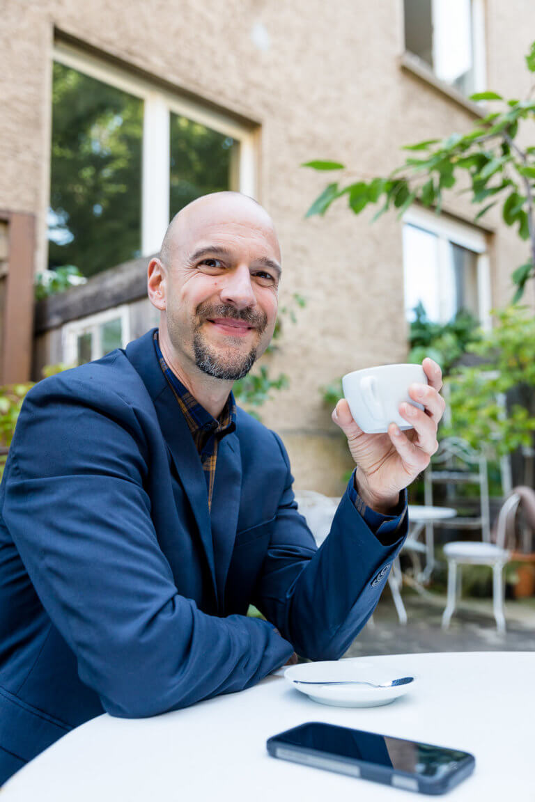 Thorsten Schmitt im Gespräch bei einer Tasse Kaffee