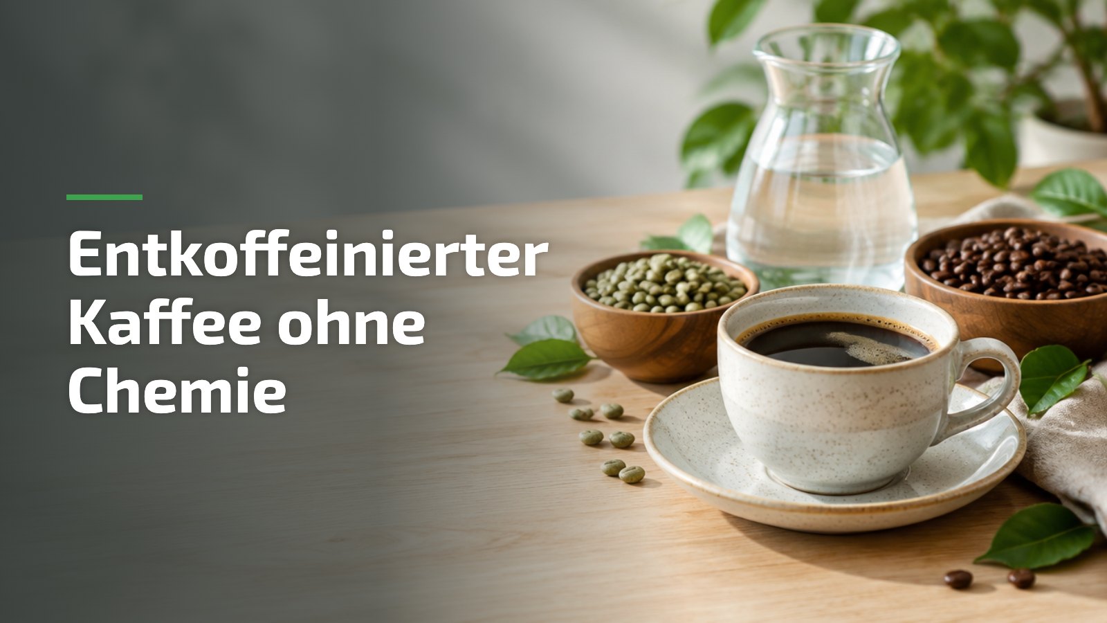 Entkoffeinierter Kaffee ohne Chemie: Tasse Kaffee mit grünen und gerösteten Bohnen