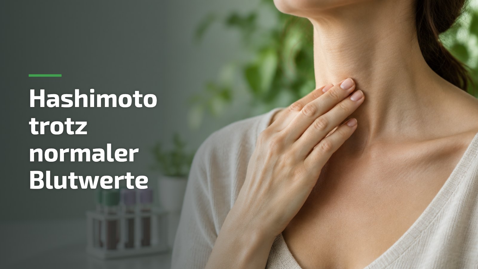 Hashimoto trotz normaler Blutwerte: Hand an der Schilddrüse neben Blutproben