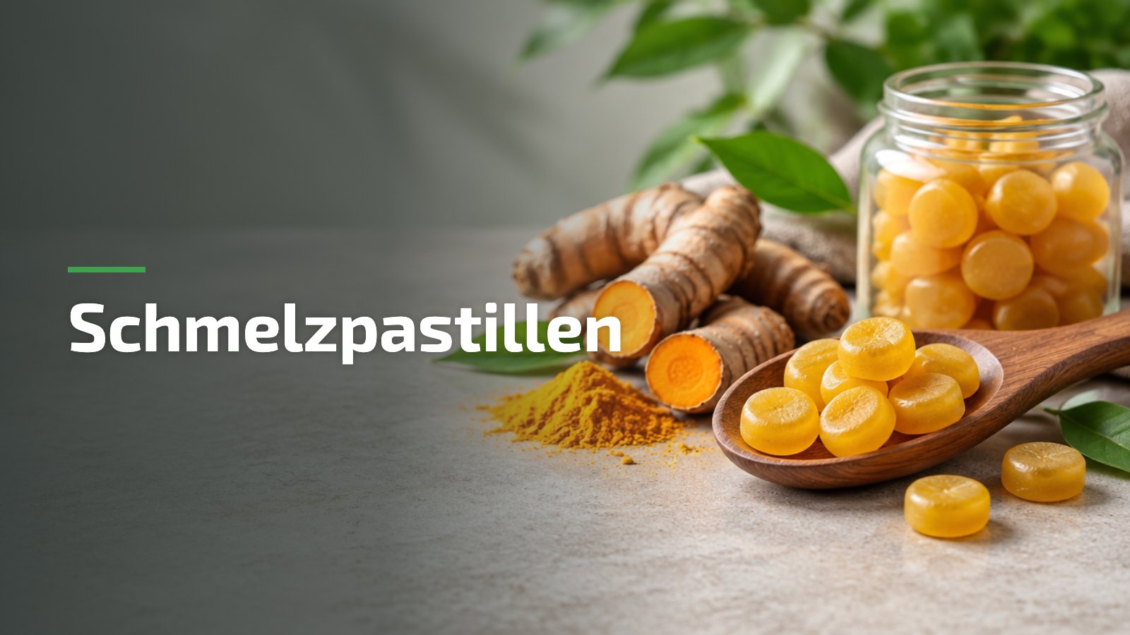Schmelzpastillen mit Curcumin auf einem Holzlöffel neben frischer Kurkuma